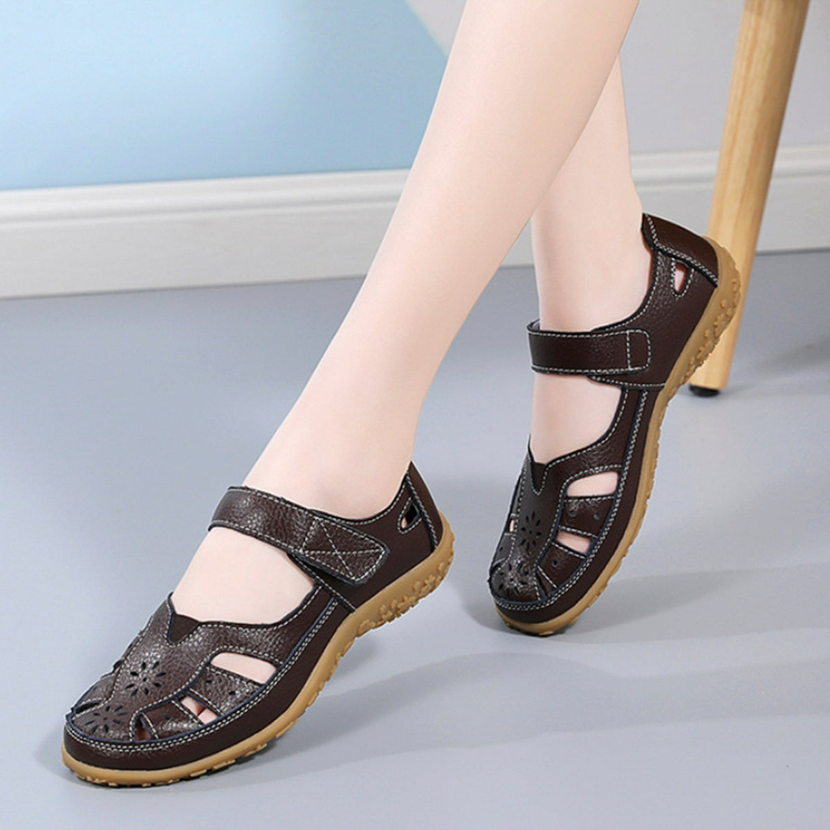 👡【36-42 méret】Női elegáns és kényelmes lapos ortopéd szandál, puha valódi bőrből, kényelmes és légáteresztő.