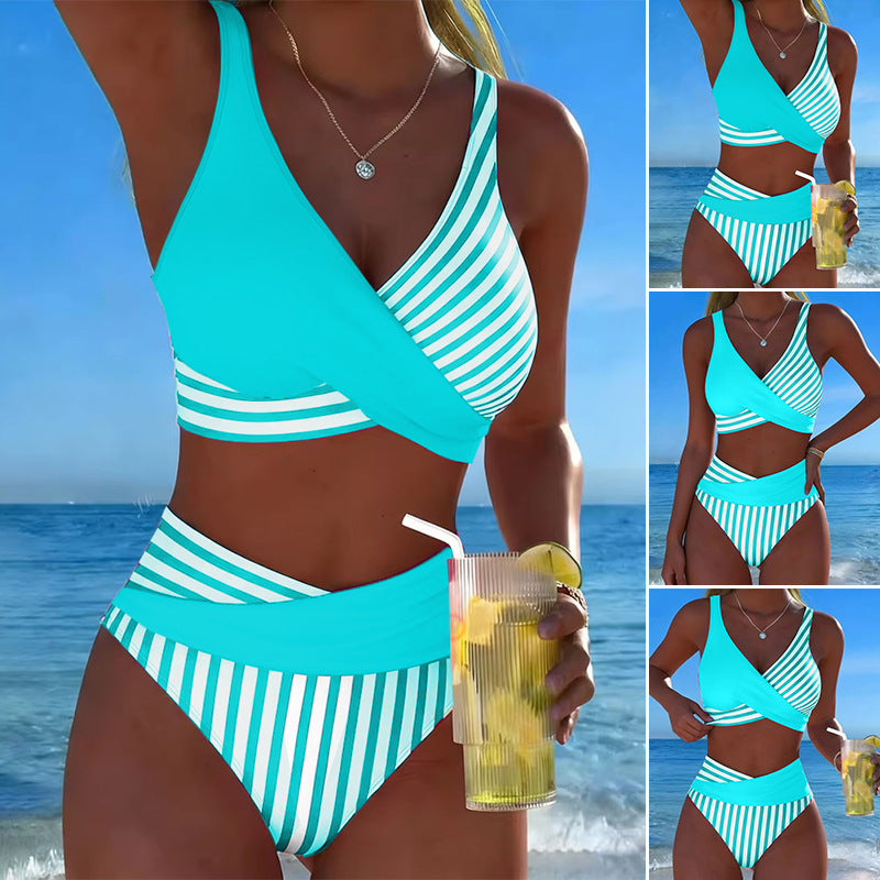 Kétszínű, kétrészes bikini színes blokkokkal és csíkos mintával.
