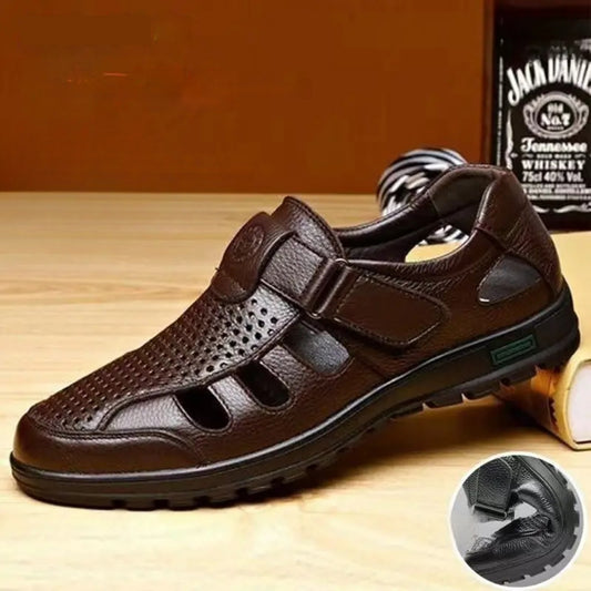 😎👞【Prémium valódi bőr – új, továbbfejlesztett változat】Felsőkategóriás férfi valódi bőr szandál perforált dizájnnal