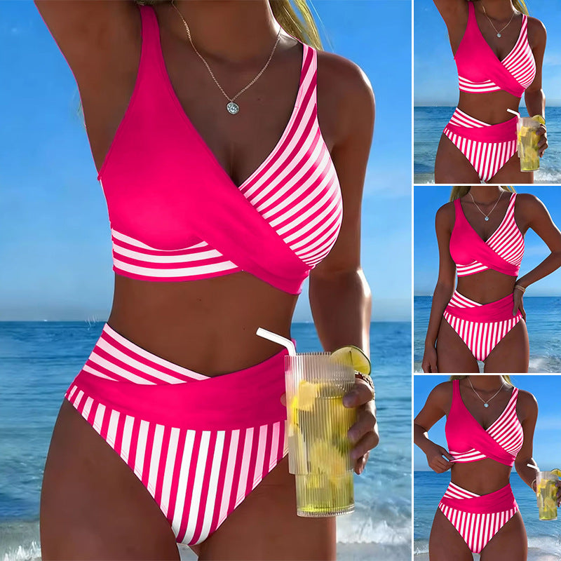 Kétszínű, kétrészes bikini színes blokkokkal és csíkos mintával.
