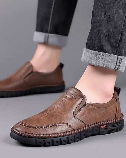 👞【39-44-es méret】2026 Férfi bőrcipő, egyszerű és praktikus, puha talpú, csúszásmentes és lélegző